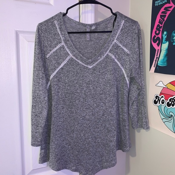 SOLD Mid-Sleeve Soft Top - Picture 2 of 4